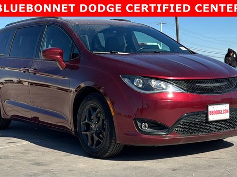 Used 2018 Chrysler Pacifica Touring-L w/ Premium Audio Group image 3