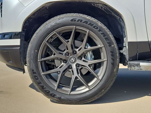 Used 2024 Lexus GX 550 w/ Accessory Package (31) AWD/4WD image 13