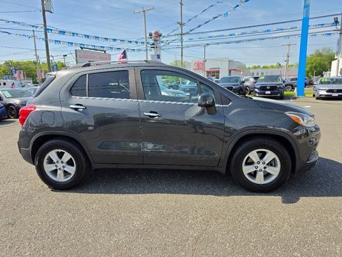 Used 2018 Chevrolet Trax LT w/ Sun & Sound Package FWD image 6