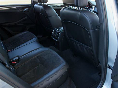 Used 2020 Porsche Macan AWD/4WD image 25