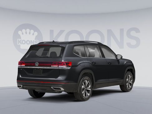 Used 2025 Volkswagen Atlas SE image 2