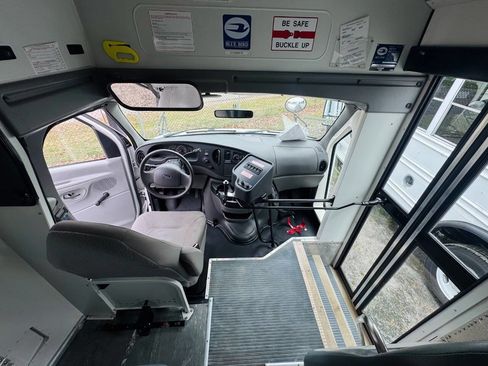 Used 2006 Ford E-350 and Econoline 350 Super Duty image 8