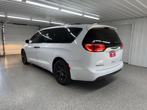 Used 2019 Chrysler Pacifica Touring-L Plus w/ S Appearance Package image 4
