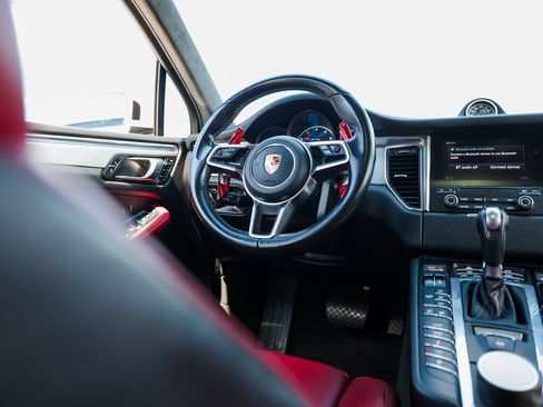 Certified 2018 Porsche Macan Turbo image 25