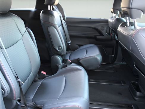 Used 2025 Toyota Sienna XSE image 21