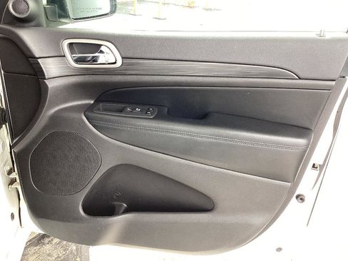 Used 2019 Jeep Grand Cherokee Altitude RWD image 24