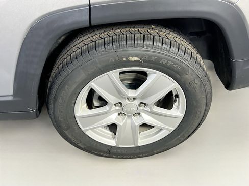Used 2022 Jeep Compass Latitude AWD/4WD image 28