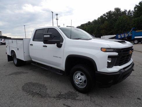 Used 2024 Chevrolet Silverado 3500 W/T w/ Snow Plow Prep Package AWD/4WD image 10