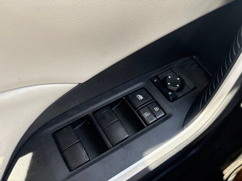 Used 2020 Toyota RAV4 XLE FWD image 17