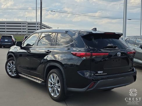 Used 2022 Toyota Highlander Limited image 3