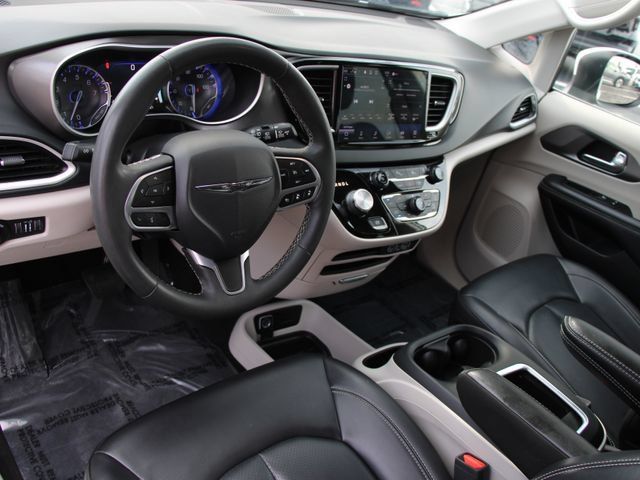 Used 2023 Chrysler Pacifica Touring-L FWD image 4