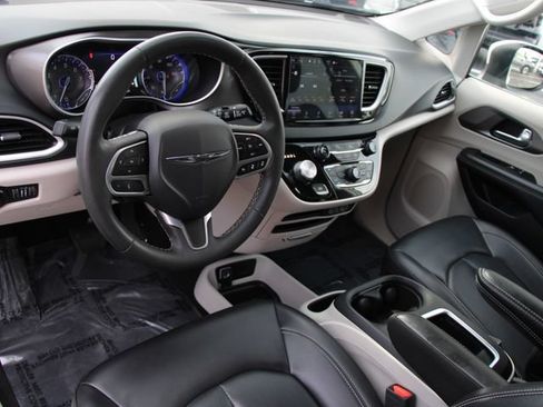 Used 2023 Chrysler Pacifica Touring-L FWD image 4