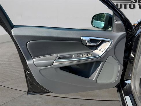 Used 2018 Volvo S60 T5 Inscription Platinum image 11