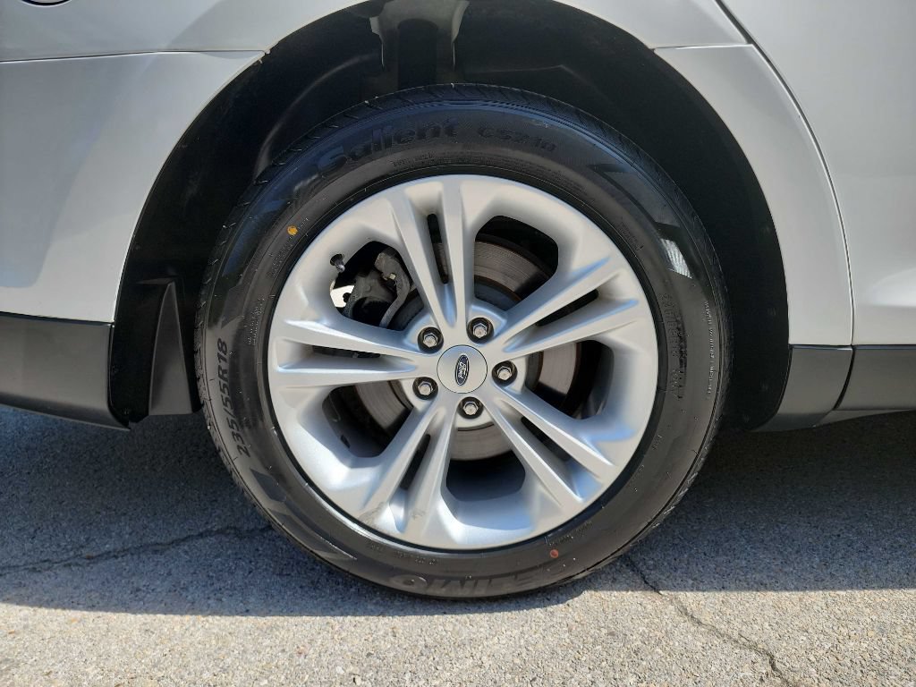 Used 2015 Ford Taurus SEL FWD image 12