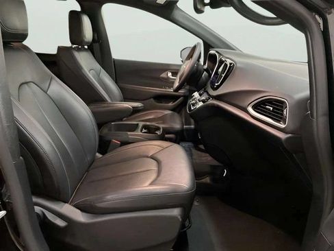 Used 2025 Chrysler Pacifica Select FWD image 74