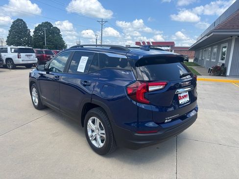 Used 2022 GMC Terrain SLE w/ Driver Convenience Package FWD image 4