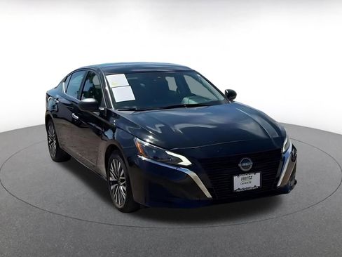 Used 2025 Nissan Altima 2.5 SV FWD image 3