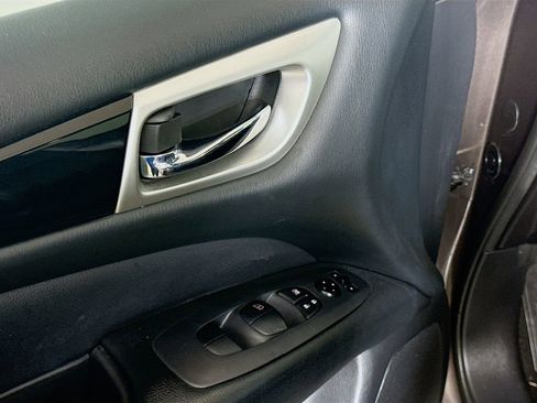 Used 2016 Nissan Pathfinder S image 16