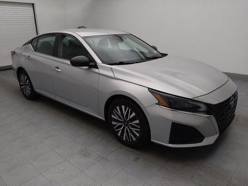 Used 2024 Nissan Altima 2.5 SV image 11