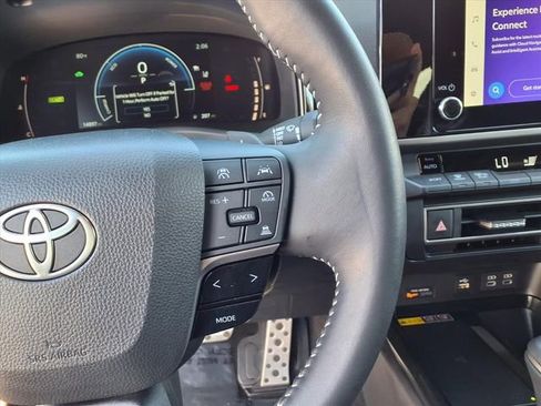 Used 2025 Toyota Camry SE w/ Convenience Package image 16