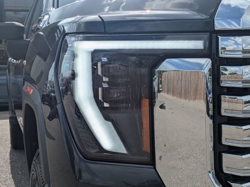 Used 2025 GMC Sierra 2500 Denali w/ Denali Reserve Package AWD/4WD image 11