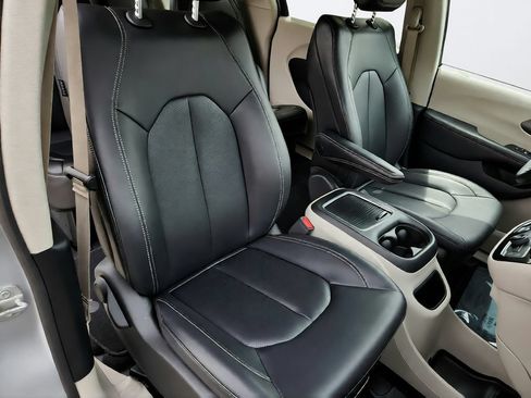 Used 2024 Chrysler Pacifica Touring-L FWD image 32