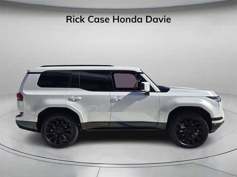 Used 2024 Lexus GX 550 image 3