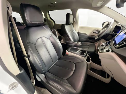 Used 2024 Chrysler Pacifica Touring-L image 31