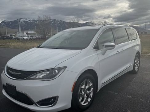 Used 2019 Chrysler Pacifica Limited image 2