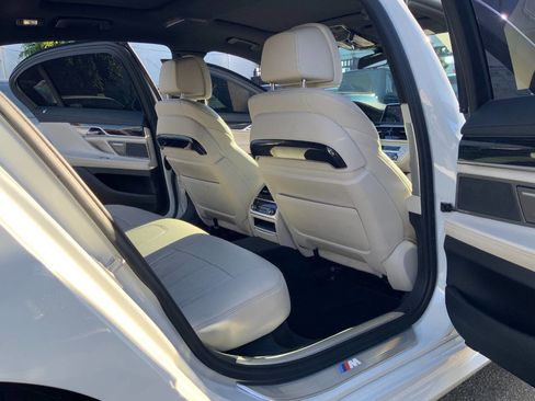 Used 2022 BMW 740i w/ M Sport Package RWD image 20