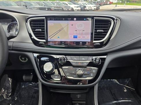 New 2027 Chrysler Pacifica Limited AWD/4WD image 30