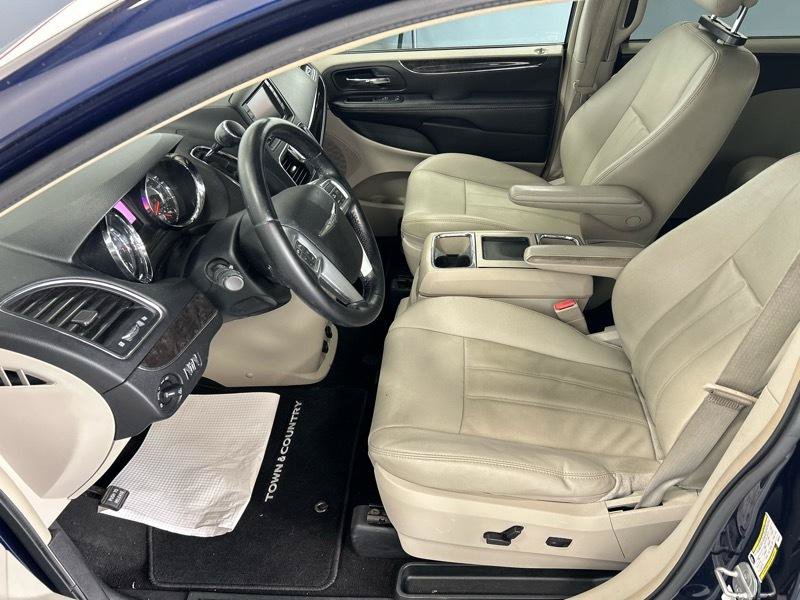 Used 2013 Chrysler Town & Country Touring FWD image 14