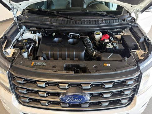 Used 2017 Ford Explorer XLT w/ Equipment Group 202A AWD/4WD image 30