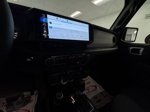 Used 2024 Jeep Gladiator Sport image 14