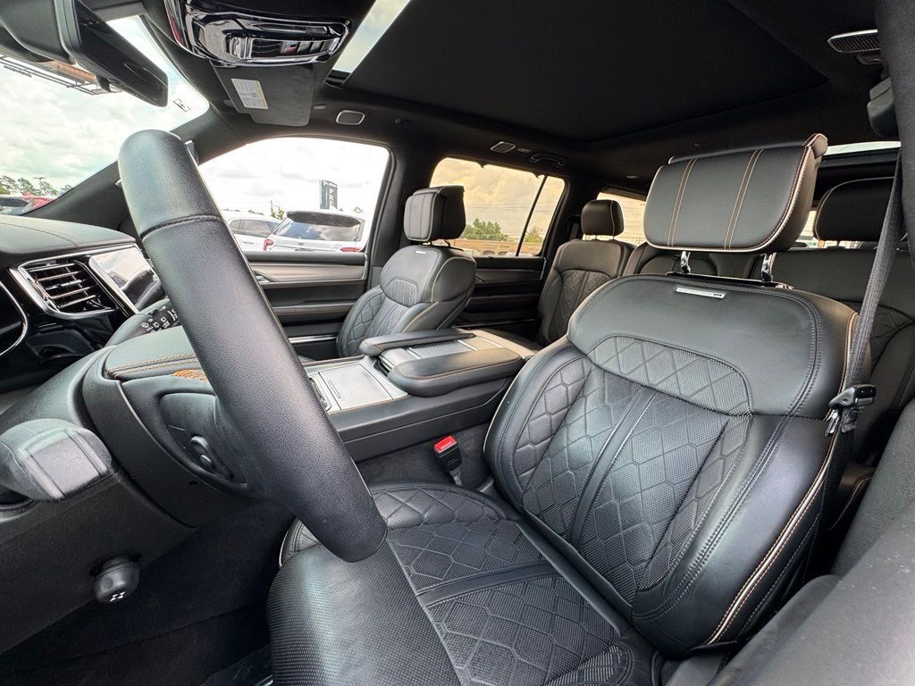 Used 2023 Jeep Grand Wagoneer Series III AWD/4WD image 17