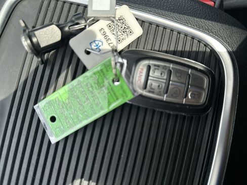 Used 2023 Chrysler Pacifica Limited FWD image 23