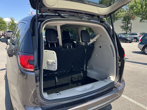 Used 2023 Chrysler Pacifica Touring-L FWD image 27