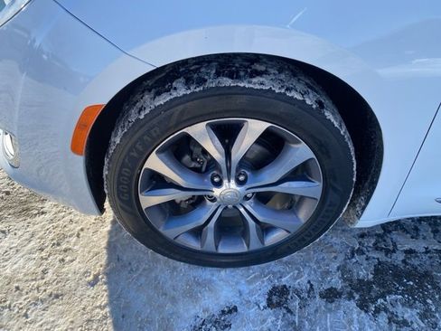 Used 2019 Chrysler Pacifica Limited w/ Tire & Wheel Group image 13