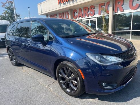 Used 2020 Chrysler Pacifica Touring w/ S Appearance Package FWD image 1