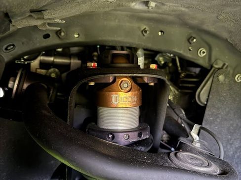 Used 2017 Toyota Tacoma TRD Sport w/ Tow Package (A/T) image 13