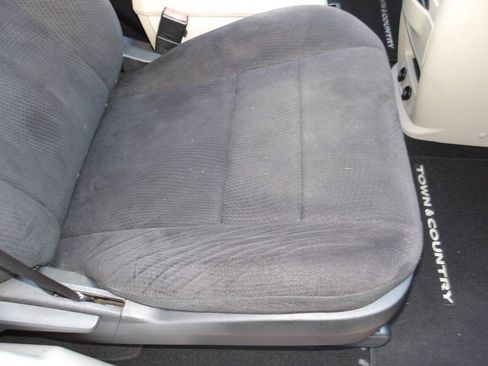 Used 2011 Chrysler Town & Country Touring FWD image 19