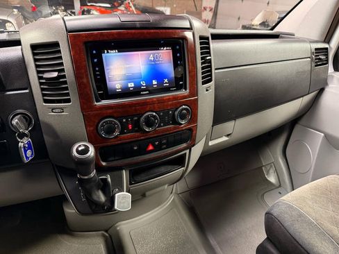 Used 2015 Freightliner Sprinter 2500 RWD image 15
