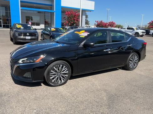 Used 2025 Nissan Altima 2.5 SV FWD image 3