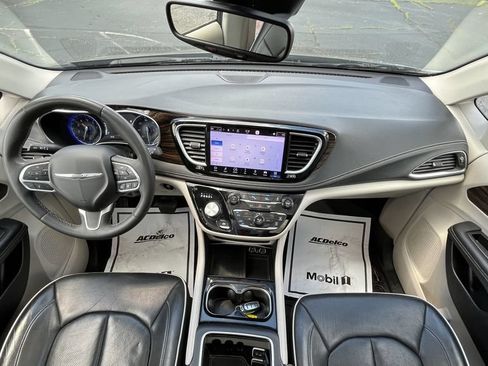 Used 2023 Chrysler Pacifica Limited FWD image 11