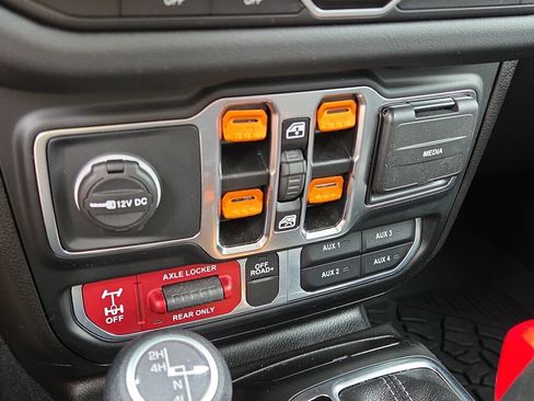 Used 2024 Jeep Gladiator Mojave w/ Technology Group AWD/4WD image 25