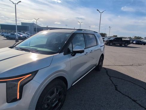 Used 2025 Kia Carnival SX image 4