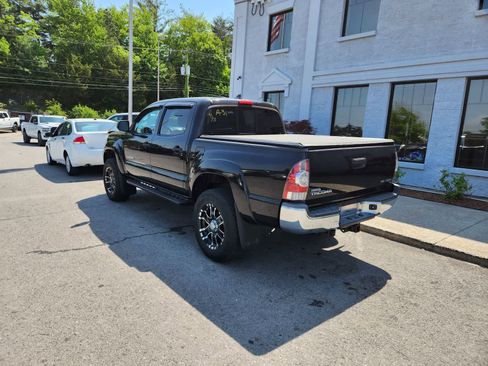 Used 2015 Toyota Tacoma 4x4 Double Cab w/ SR5 Package image 3