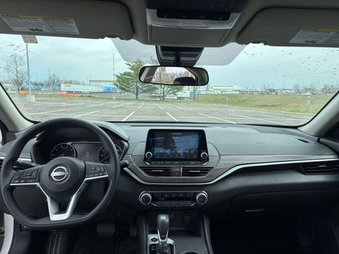 Used 2025 Nissan Altima 2.5 SV FWD image 33