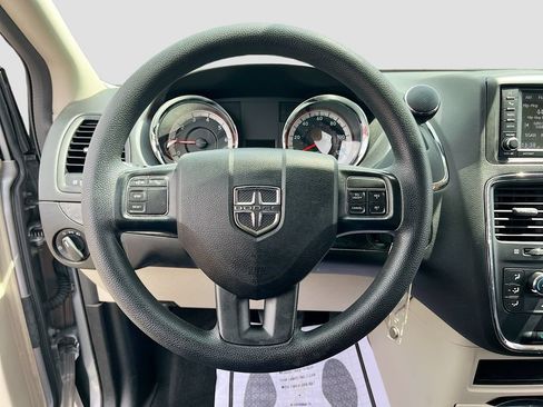 Used 2018 Dodge Grand Caravan SE w/ UConnect Hands-Free Group FWD image 11