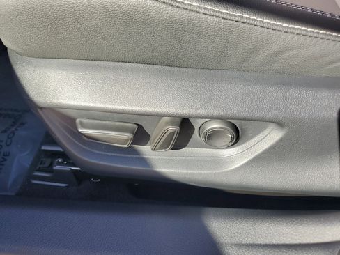 Used 2025 Toyota Camry SE image 9